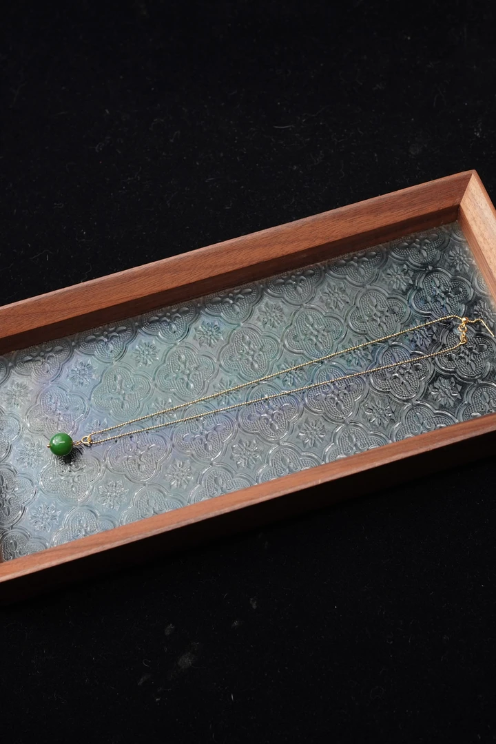 天然和田玉辣阳绿12mm顶珠项链