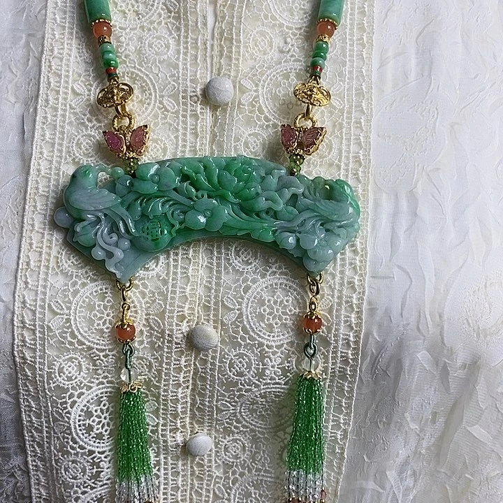 翡翠吊坠(不含链)未镶嵌满绿色翡翠雕刻花鸟弯弯