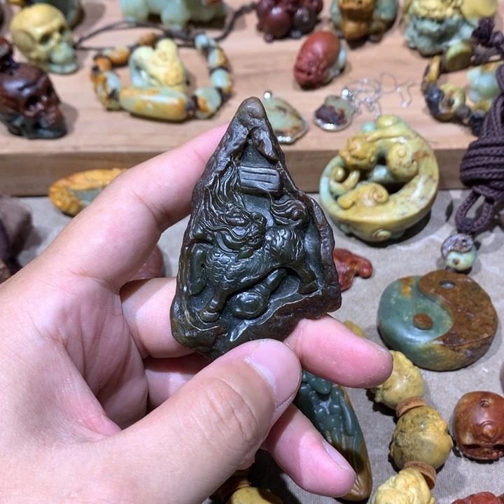 未镶嵌岫岩河磨玉（透闪石质玉）挂件