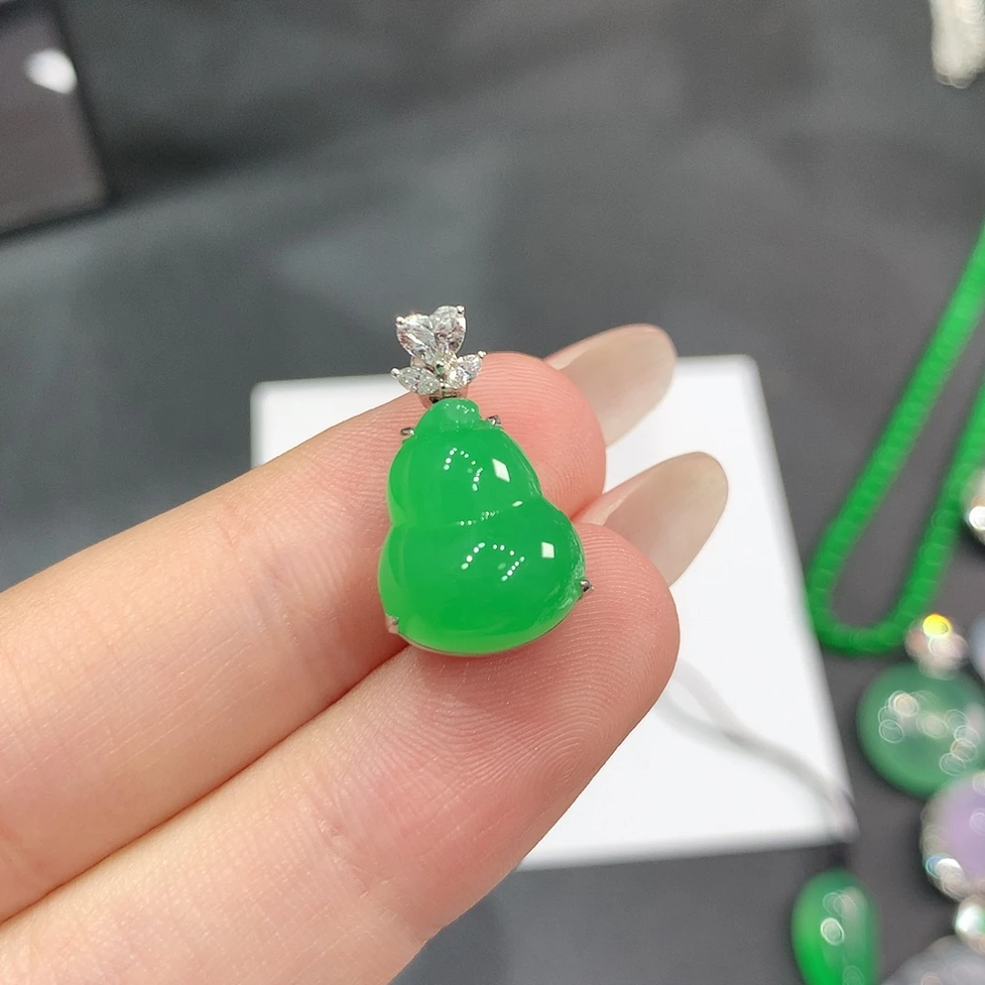 翡翠18K金镶嵌颈饰木那冰胶甜阳绿葫芦 48小时鉴赏期