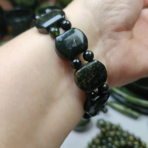 蛇纹石玉未镶嵌手牌