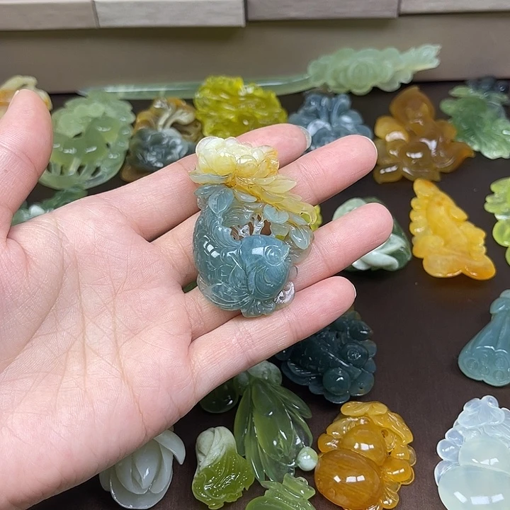 蛇纹石玉未镶嵌颈饰中*虹