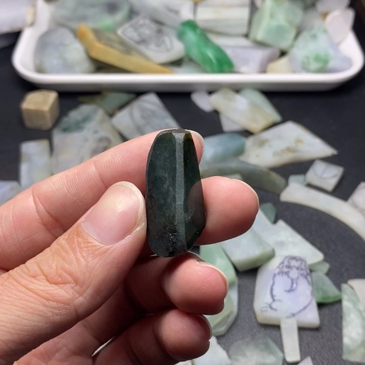 翡翠未镶嵌颈饰翡翠未镶嵌颈饰