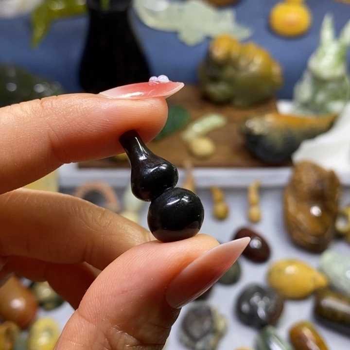 透闪石质玉未镶嵌挂件通孔