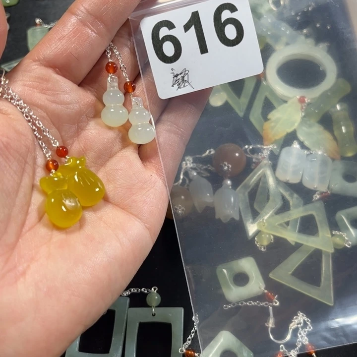 蛇纹石玉耳饰未镶嵌星*