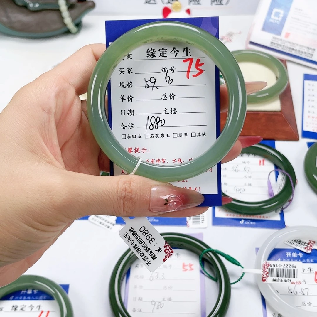 和田玉手镯未镶嵌