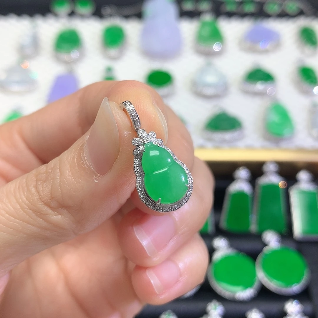 颈饰18K金镶嵌翡翠吊坠