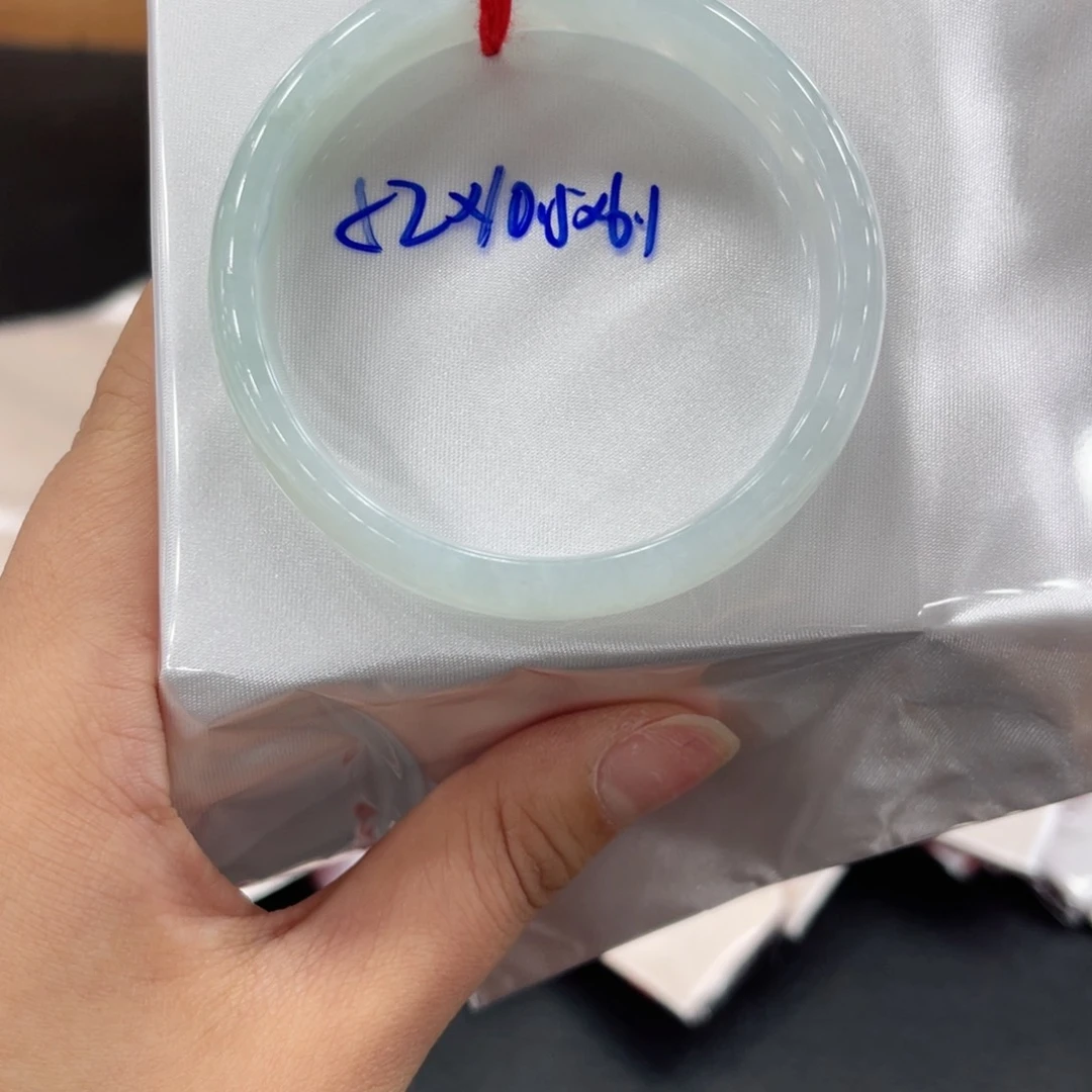 翡翠手镯未镶嵌翡翠