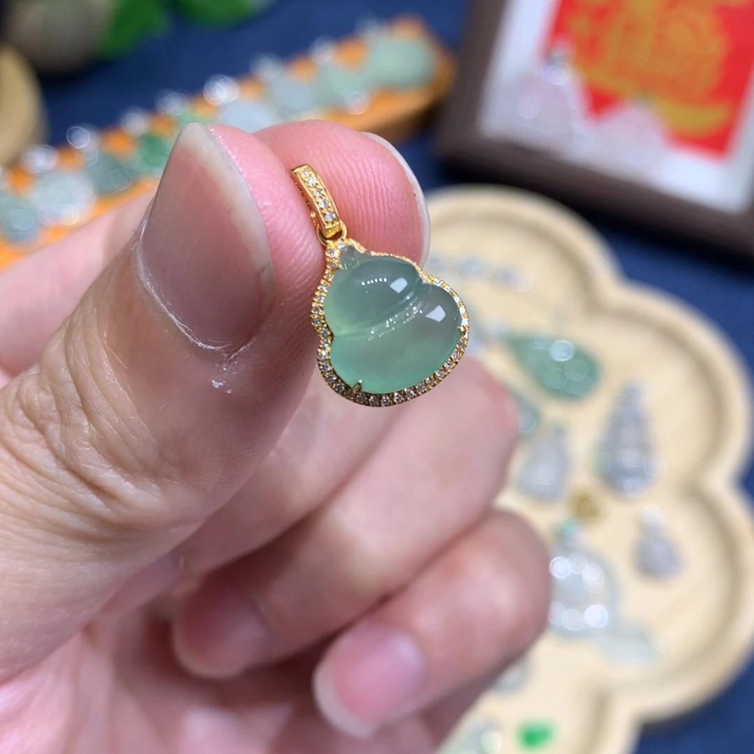 翡翠18K金镶嵌颈饰葫芦