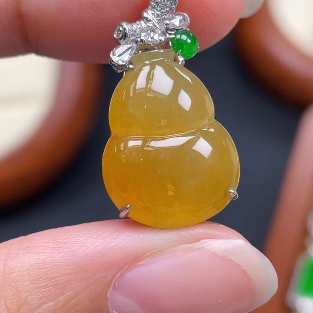 翡翠18K金镶嵌颈饰冰黄翡葫芦