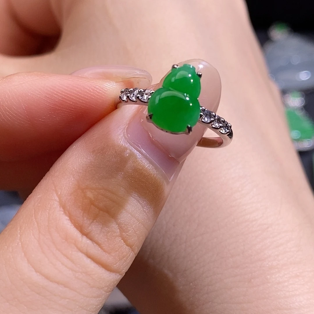 翡翠18K金镶嵌颈饰葫芦
