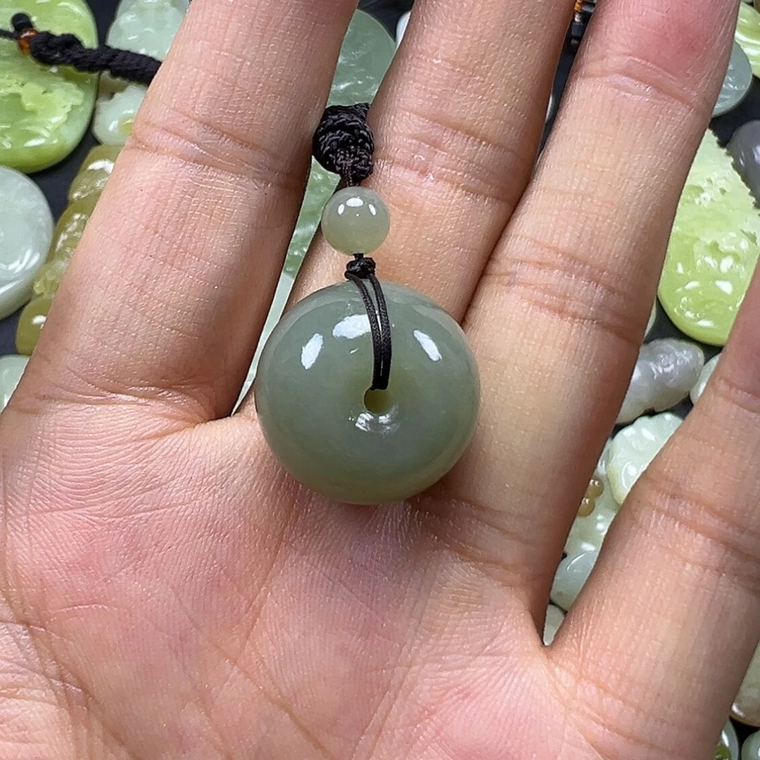 吉****颈饰未镶嵌和田玉
