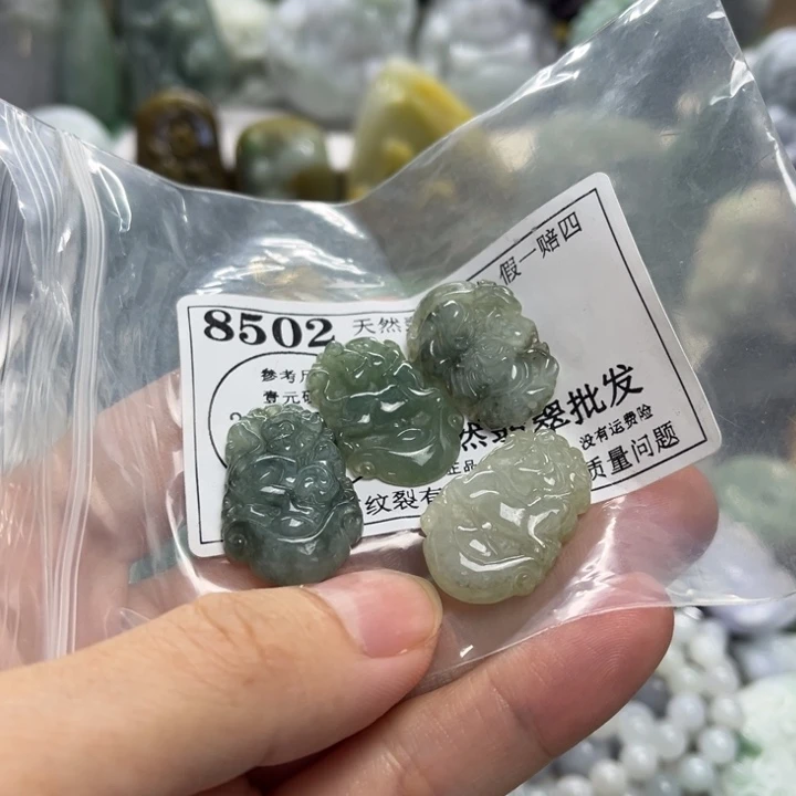 翡翠未镶嵌颈饰8502瑕疵