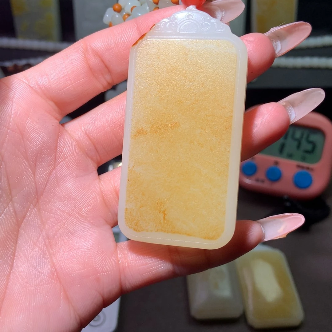 和田玉未镶嵌颈饰笺*