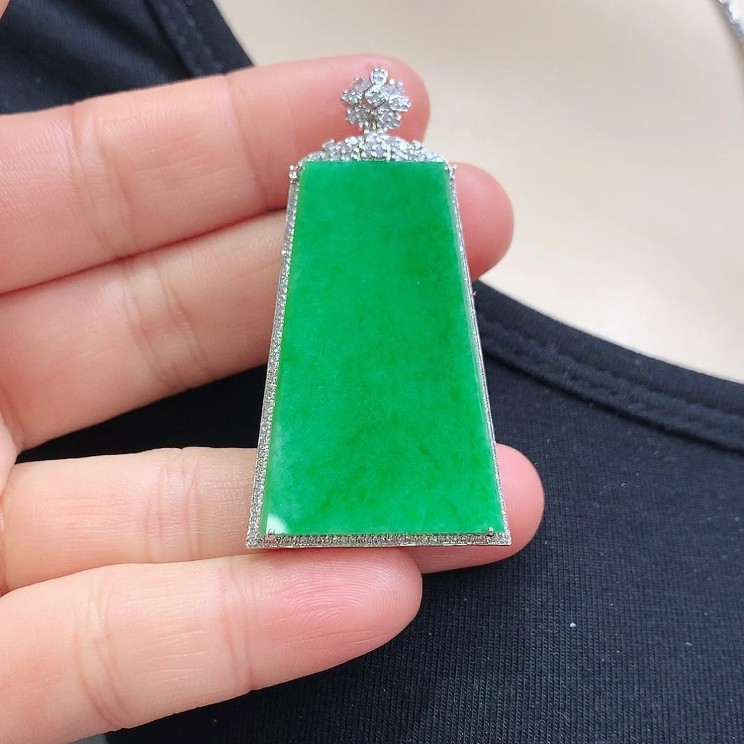 翡翠颈饰18K金镶嵌无事牌