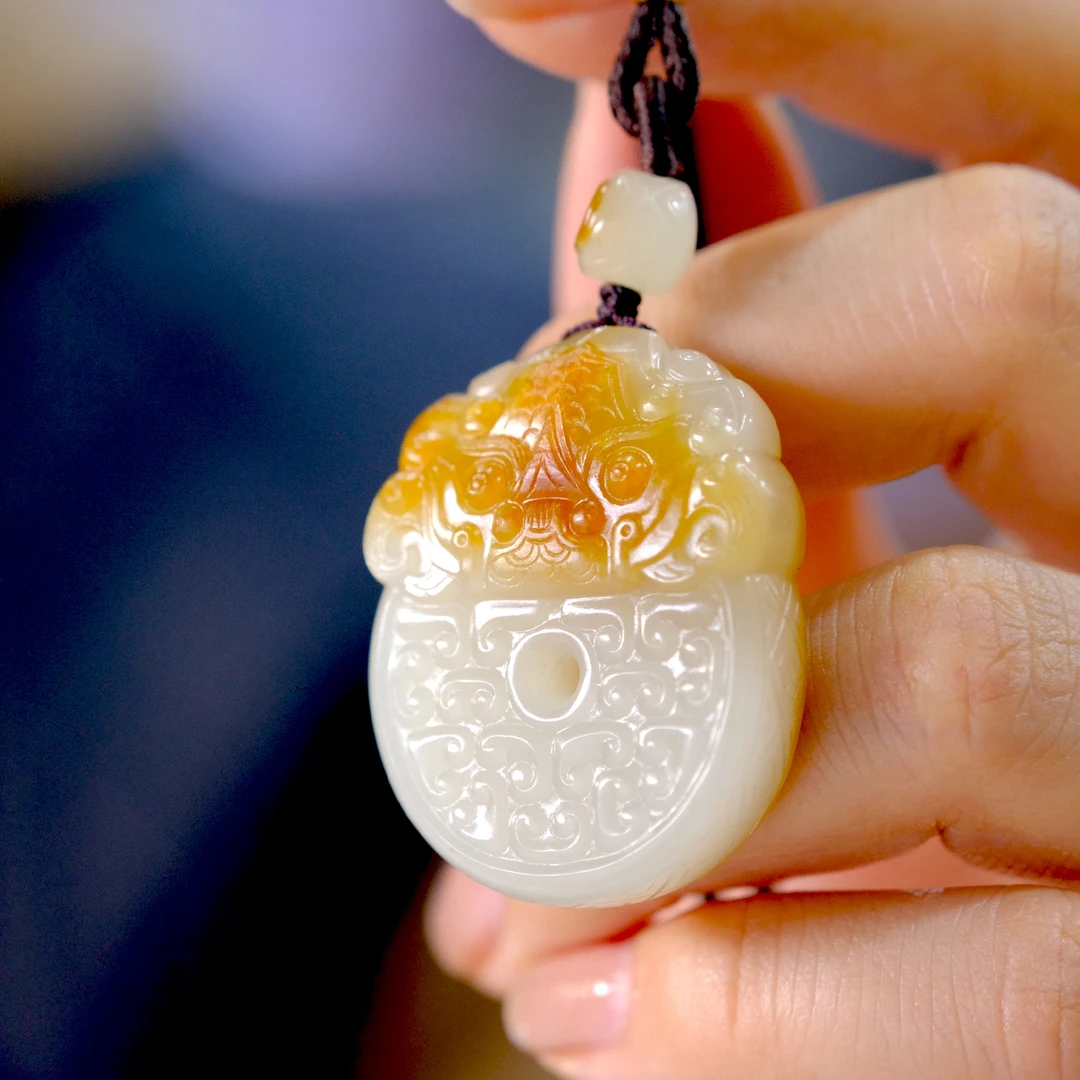 不是糖料 天然和田玉白玉黄沁苏工兽面仿古雕刻吊坠料子油细