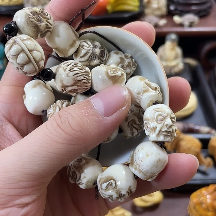 瓷片精致雕刻工艺精湛