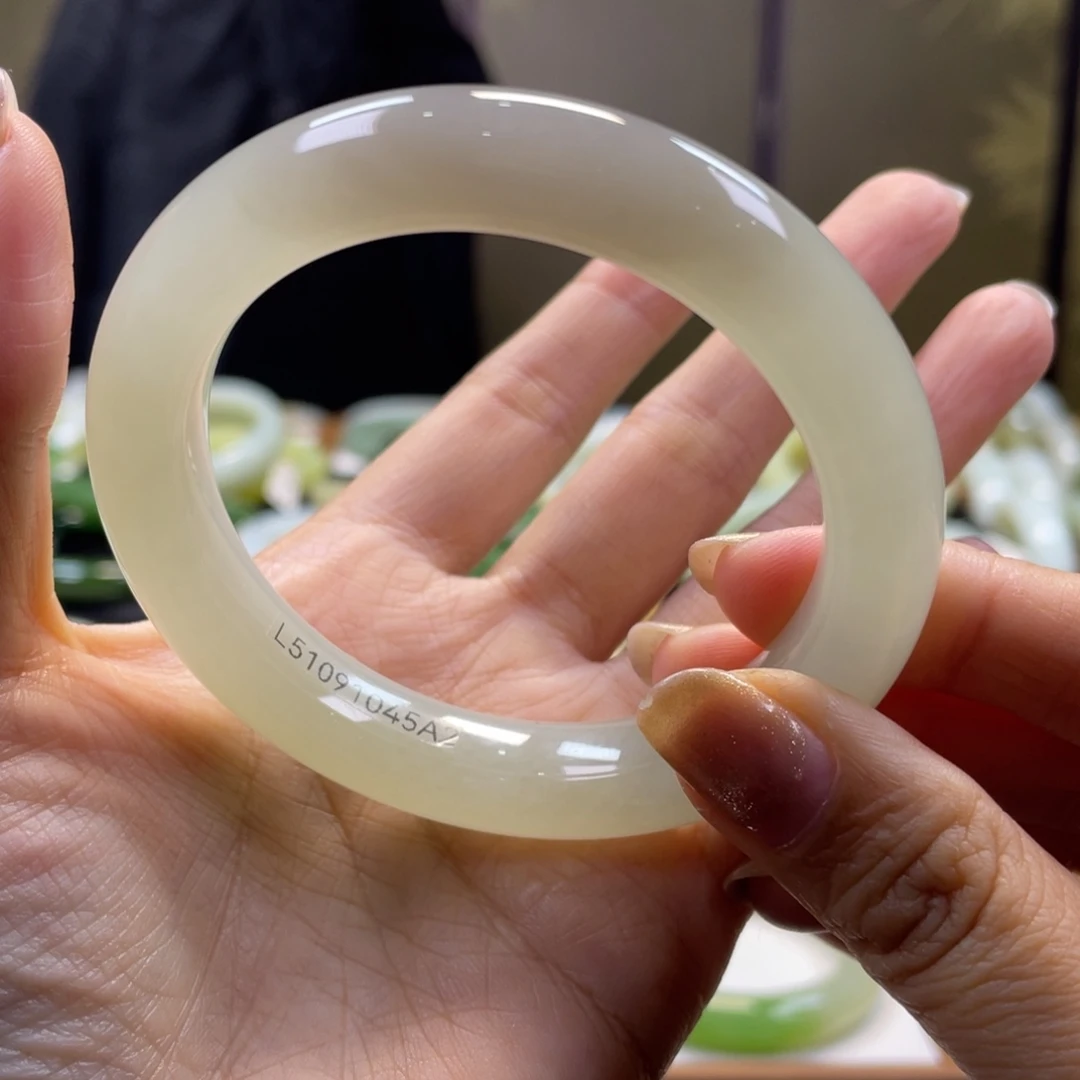 和田玉未镶嵌手镯55圈