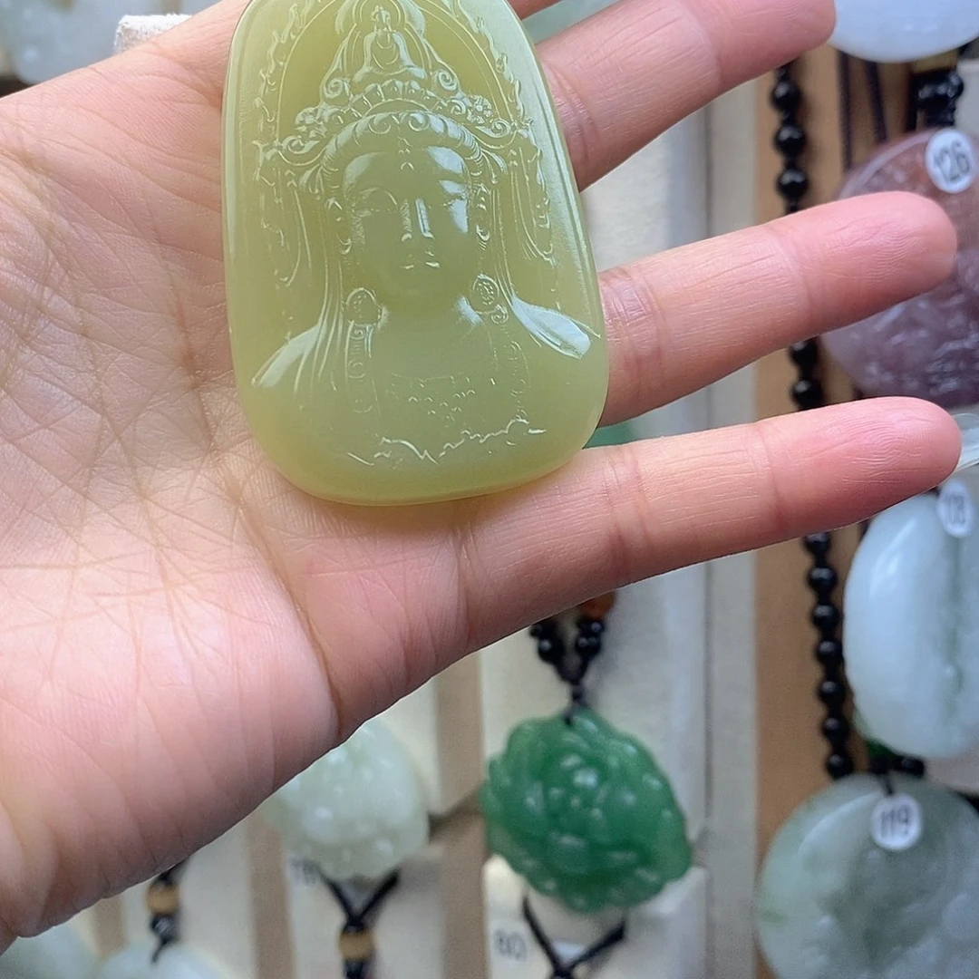 颈饰未镶嵌石英质玉