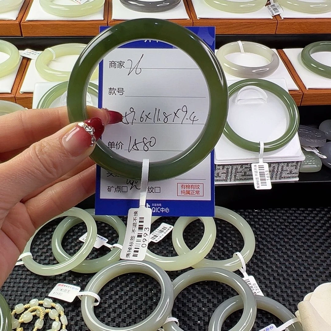 和田玉手镯未镶嵌魔****队