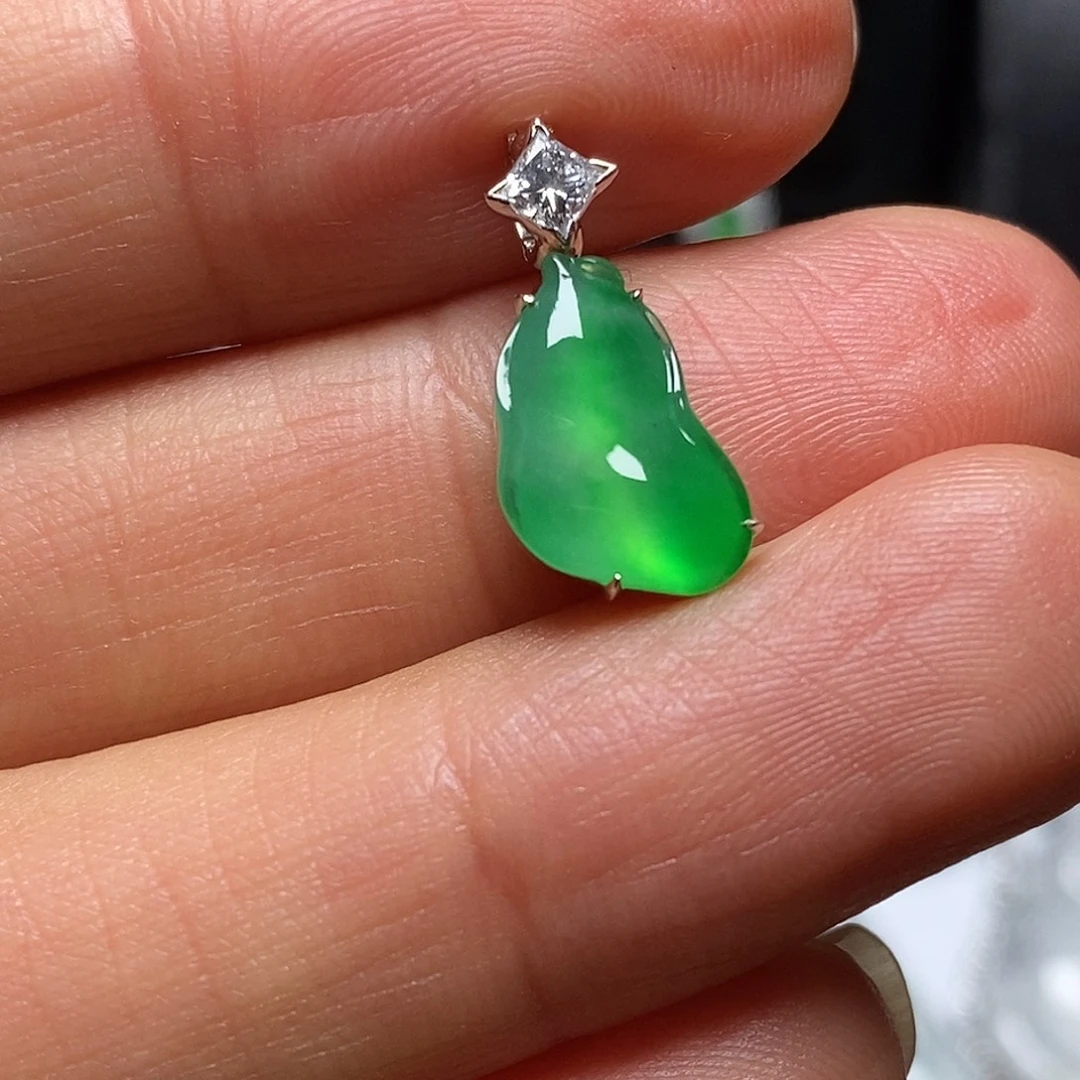 翡翠18K金镶嵌颈饰吊坠
