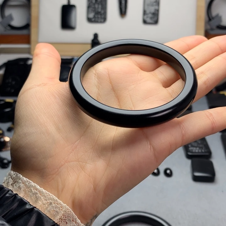 淡***春和田玉（墨玉）未镶嵌手镯