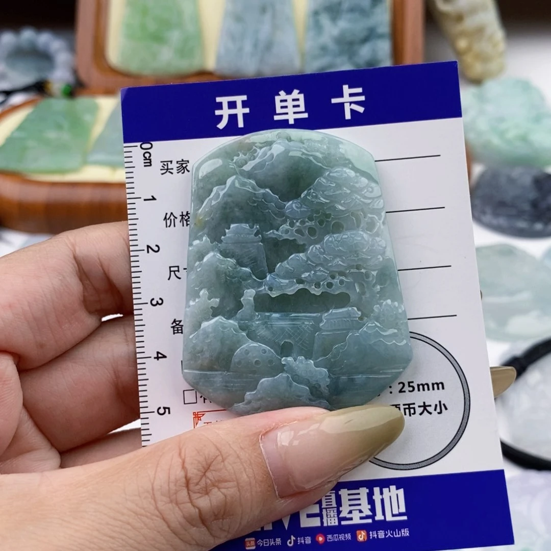 翡翠未镶嵌颈饰山水