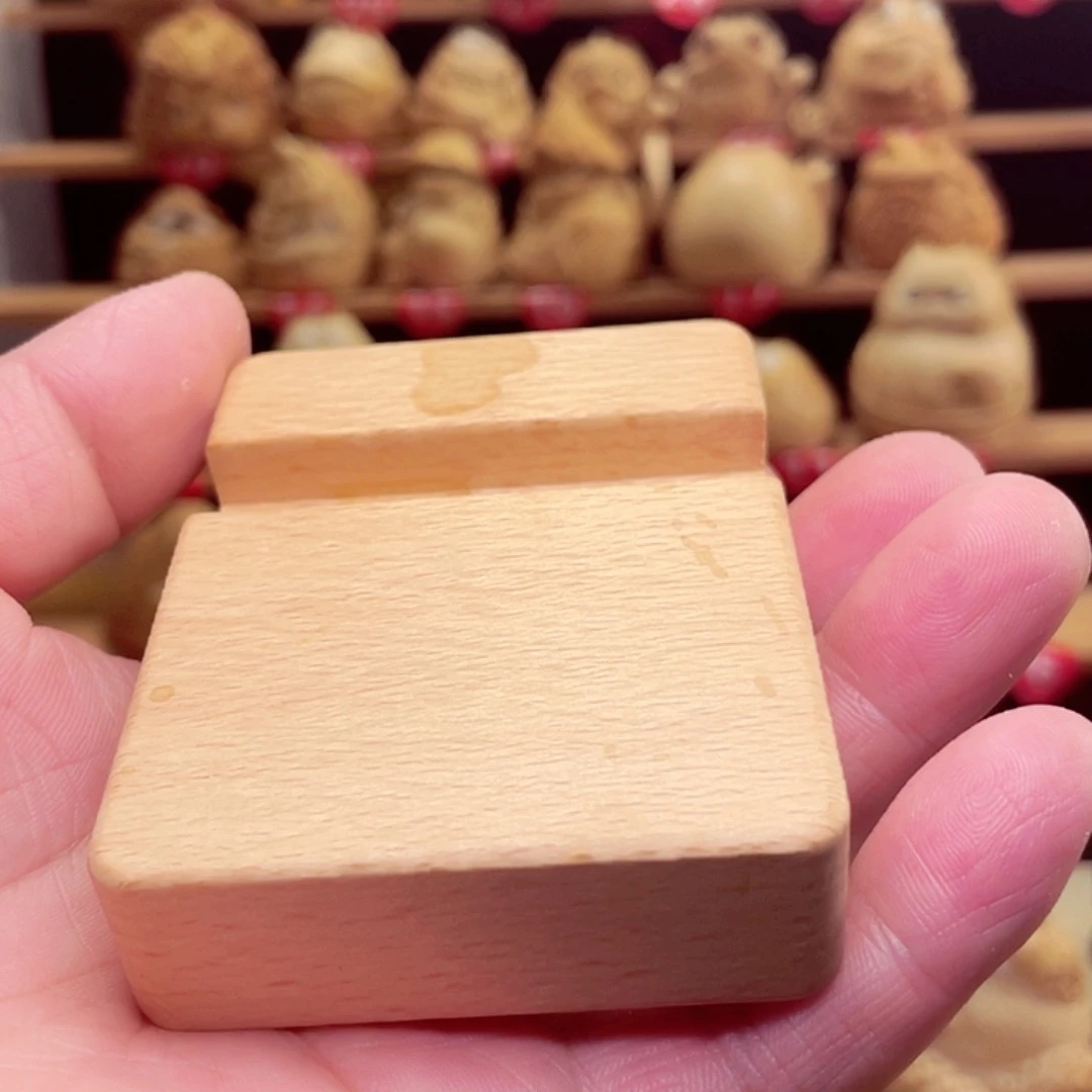 香榧木啴****碌竹根雕手机支架上