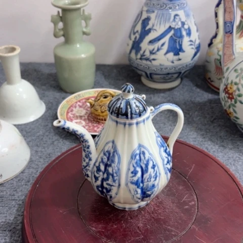 包*一个青花龙纹执壶