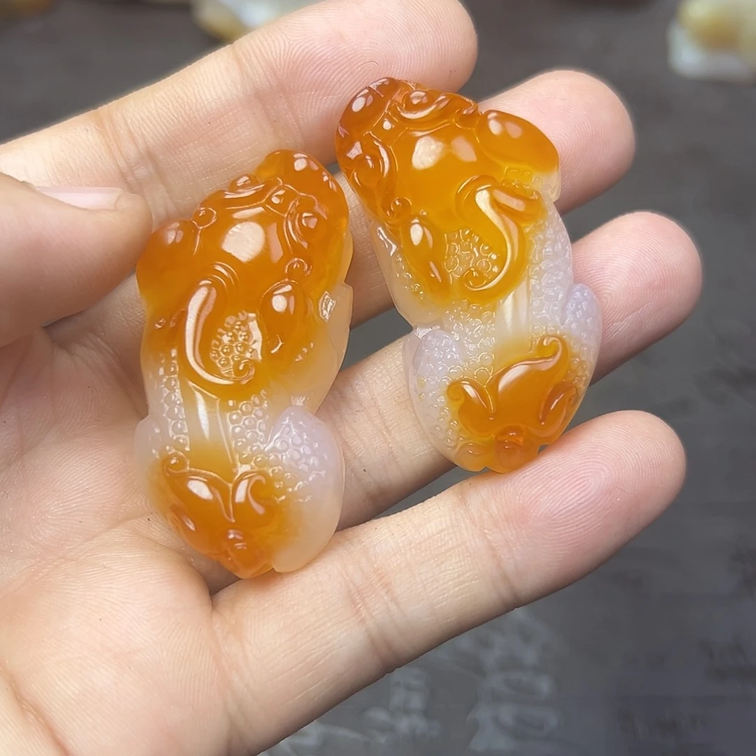 郑***行玛瑙/玉髓未镶嵌天然玉石手把件吊坠