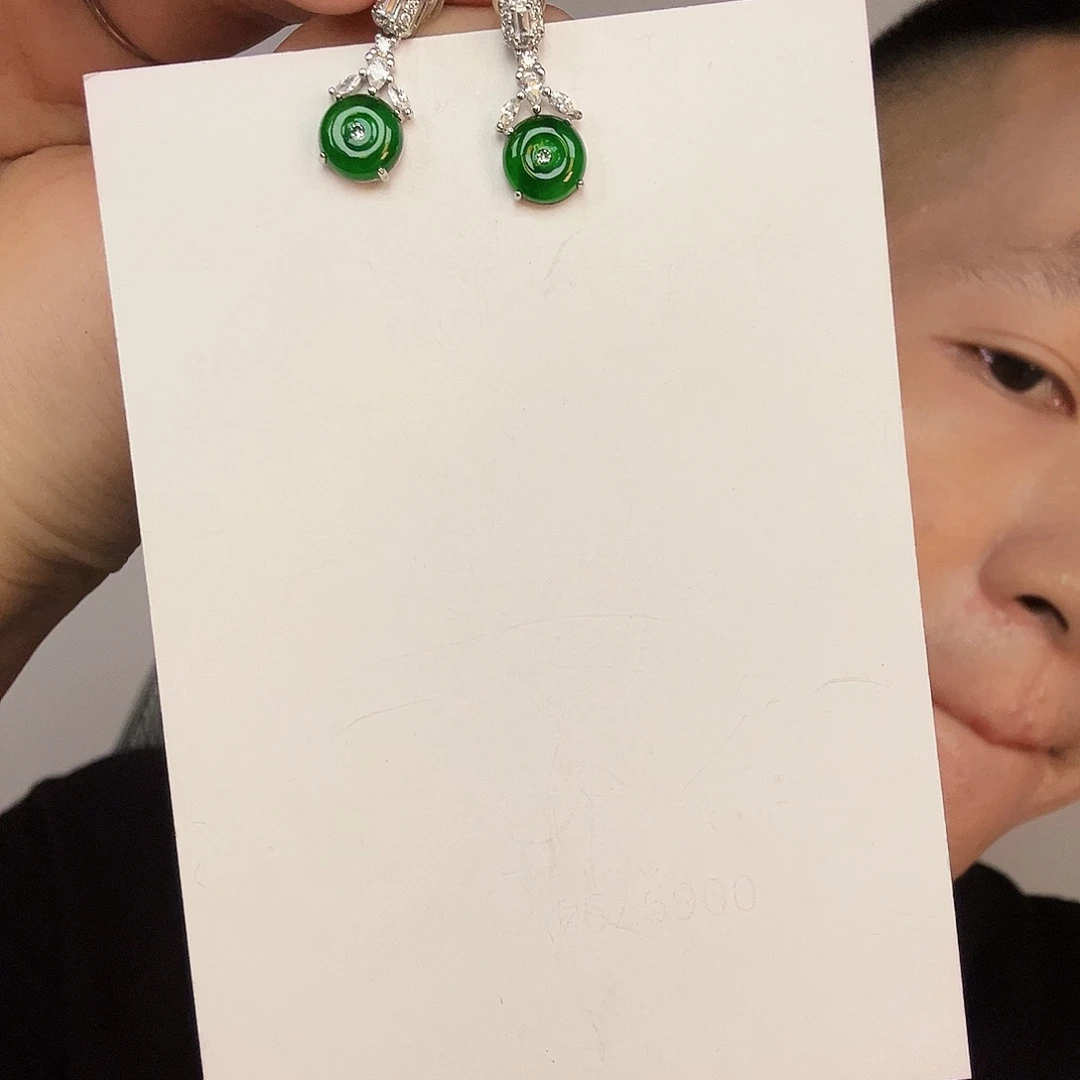 翡翠未镶嵌颈饰一对