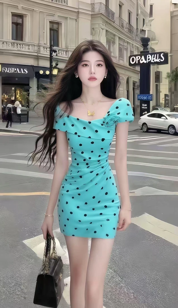 小个子温柔纯欲风不规则修身波点收腰包臀湖蓝色连衣裙女时尚短裙