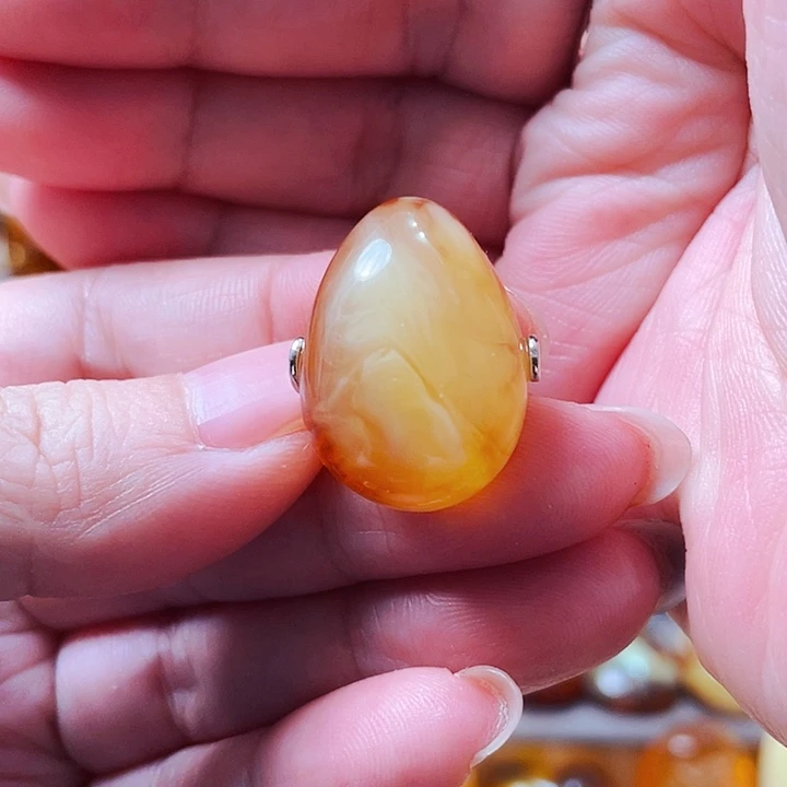 银S925镶嵌颈饰琥珀庄*豪戒指