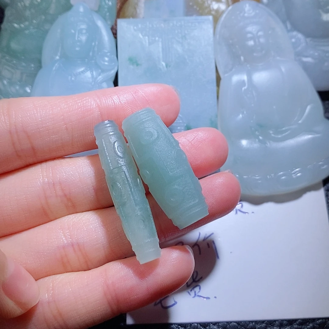 在***姐未镶嵌定制翡翠毛货付款后确认抛光
