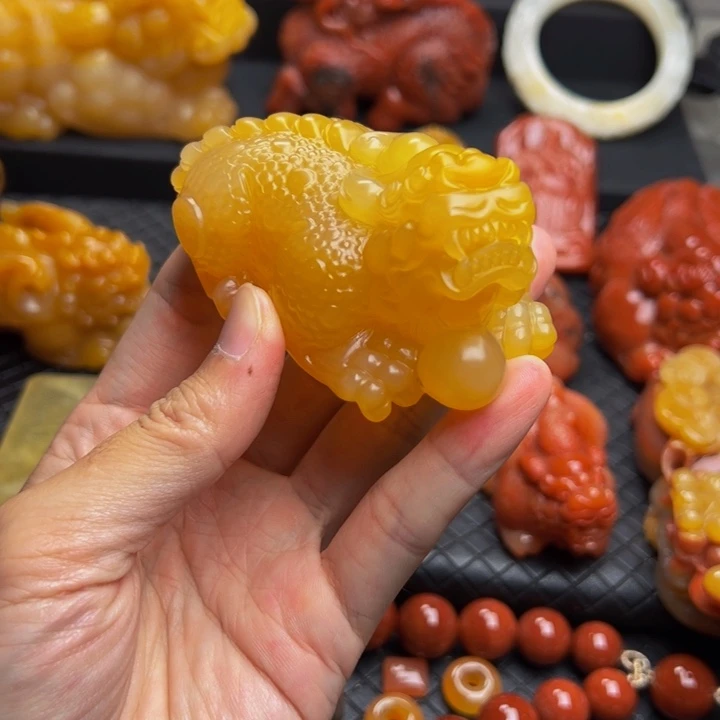 石英质玉（黄龙玉）未镶嵌颈饰