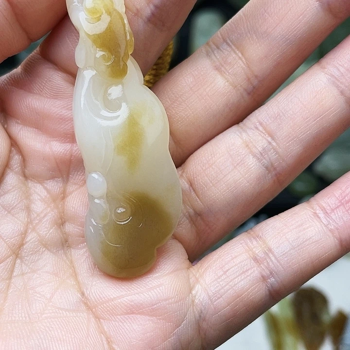 6***5和田玉未镶嵌颈饰