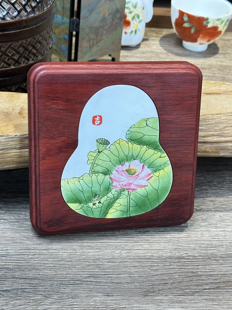 《荷香引蛙跃》邵氏紫檀红花梨镶嵌葫芦器型釉上彩手绘瓷片杯垫壶承