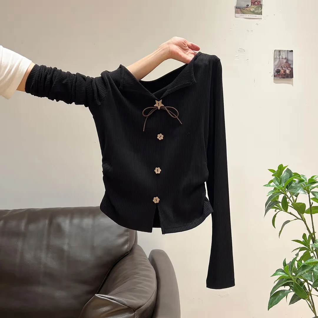 小婉薇黑色V领长袖T恤女修身花朵纽扣打底上衣秋冬季新款套头内搭