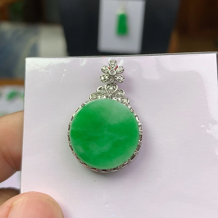 翡翠18K金镶嵌颈饰