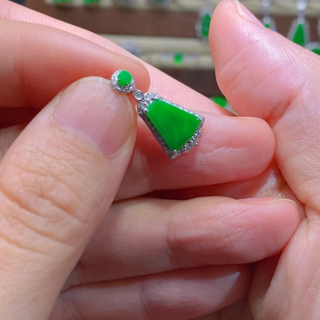 翡翠18K金镶嵌颈饰无事牌