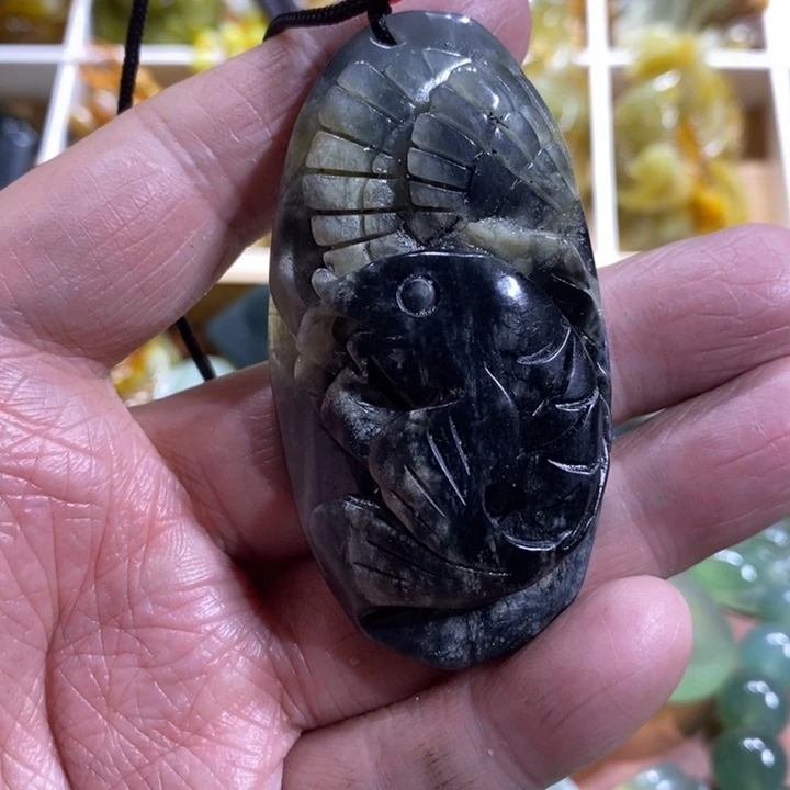 蛇纹石玉颈饰未镶嵌