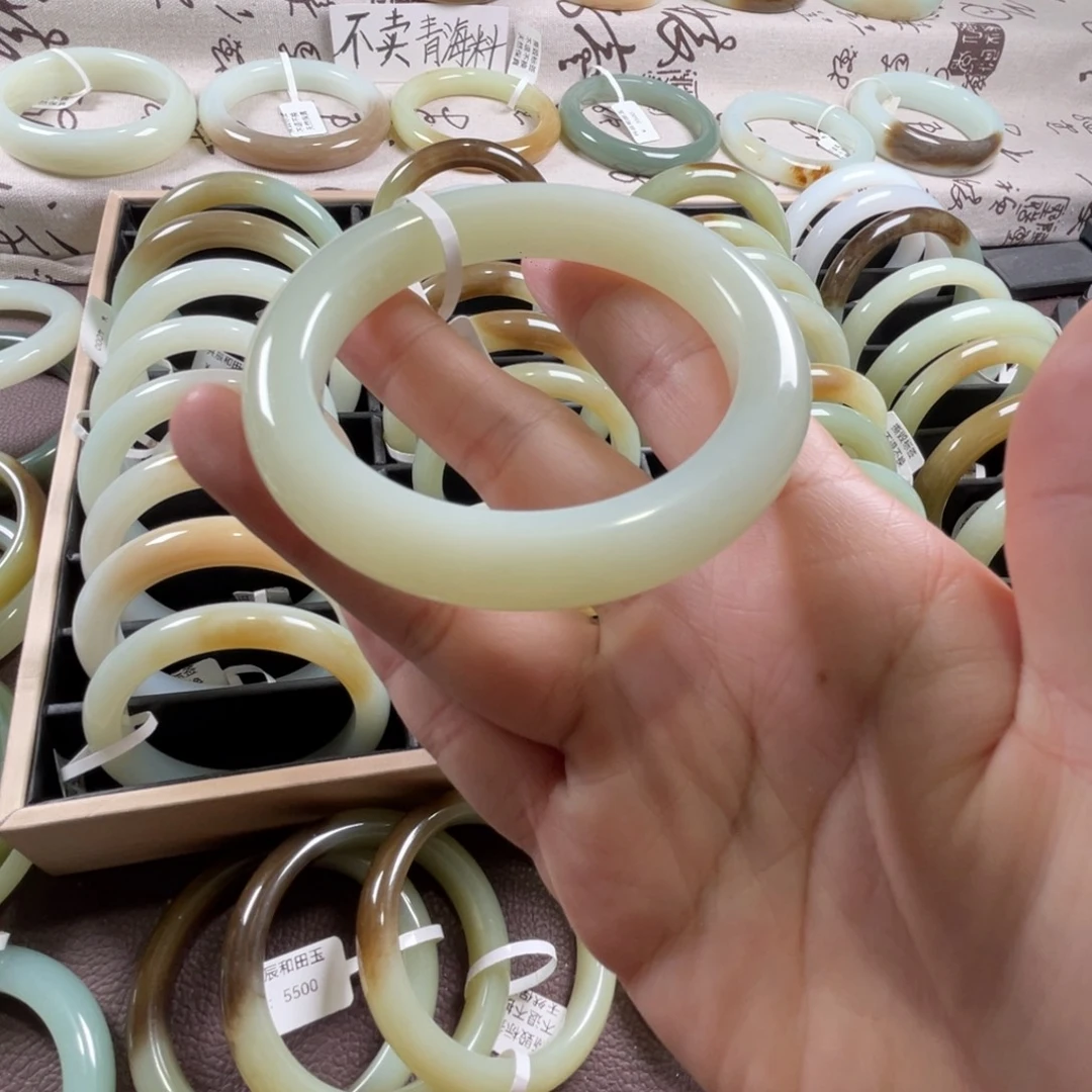 和田玉未镶嵌手镯