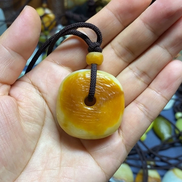 茉****未镶嵌蛇纹石玉颈饰