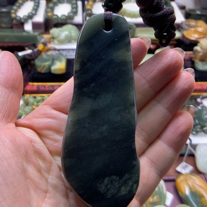 未镶嵌岫岩老玉（透闪石质玉）把件