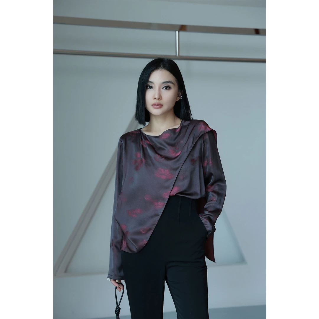 【妙妙精选】HUANGNAJI蝶影交织-时尚气质设计感蝴蝶缎上衣076S