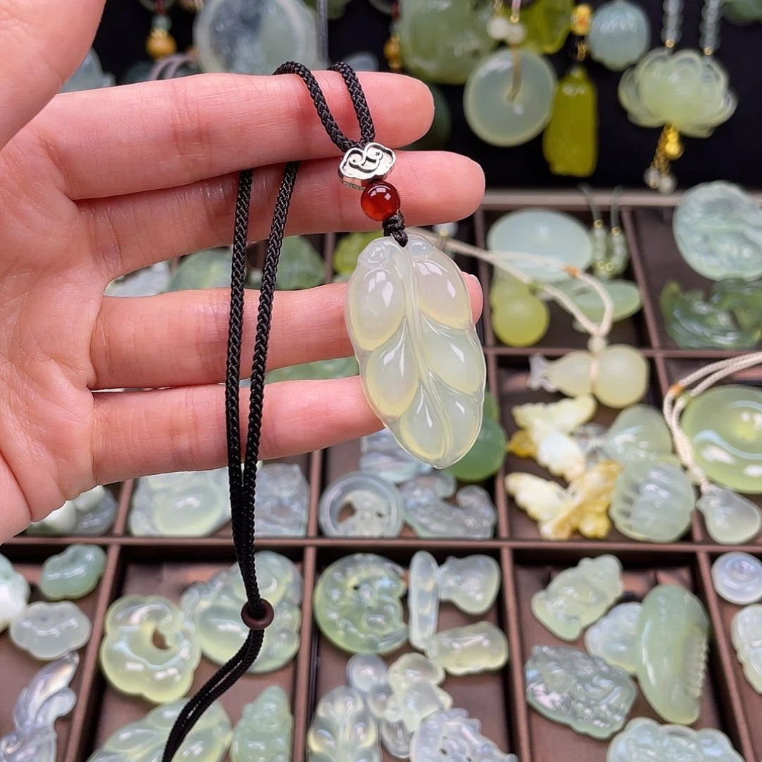 蛇纹石玉未镶嵌颈饰