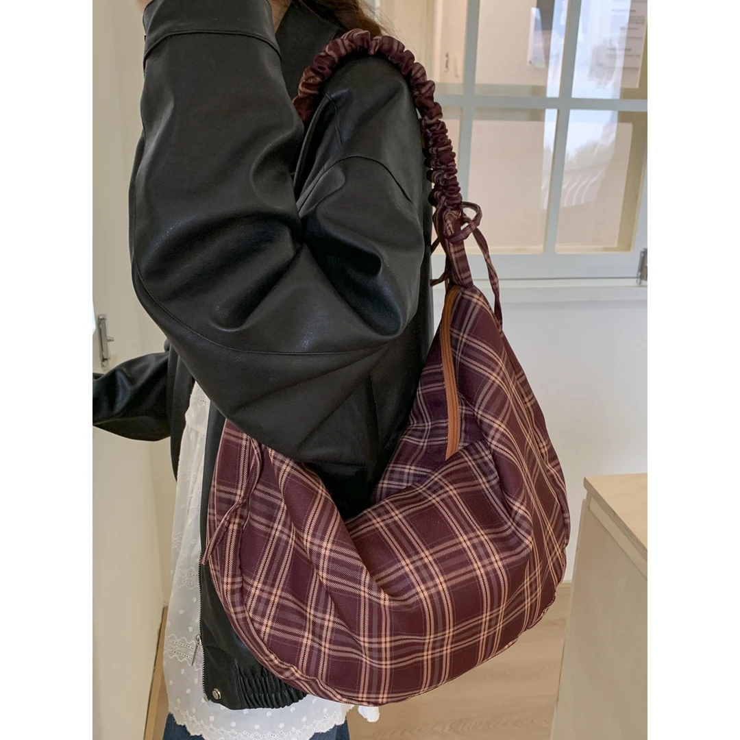 格子帆布包女大容量2025新款秋冬小众设计褶皱单肩斜挎通勤饺子包