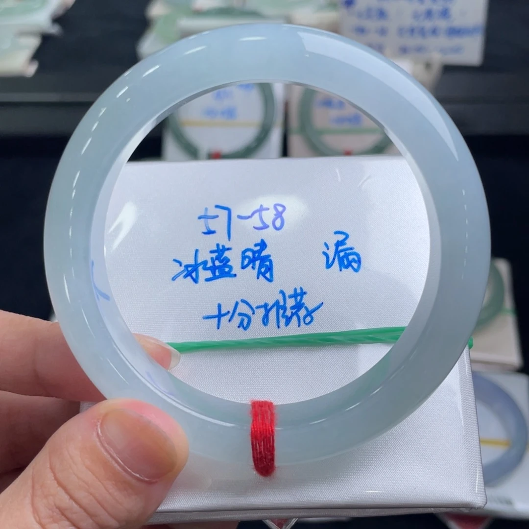翡翠手镯未镶嵌翡翠手镯
