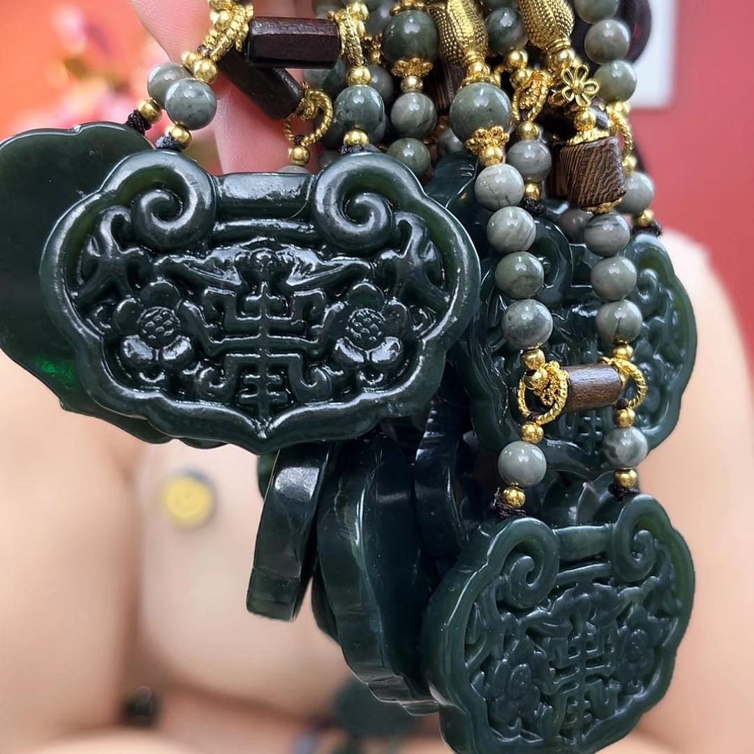 和田玉未镶嵌颈饰万寿锁