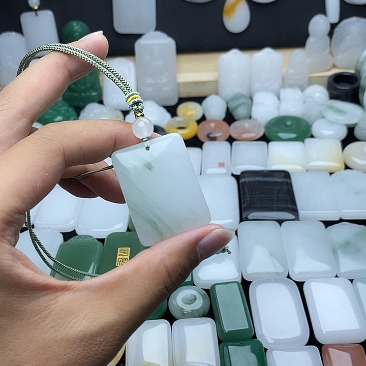 石英质玉未镶嵌颈饰